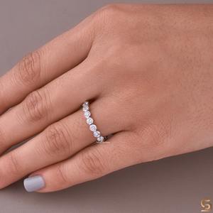 Anillo de media eternidad de moissanita |   Corte en barra de 0.81 CT |   3.00 MM |   Anillo de Boda de Oro Blanco de 14K para Compromiso o Aniversario - Product Image 1