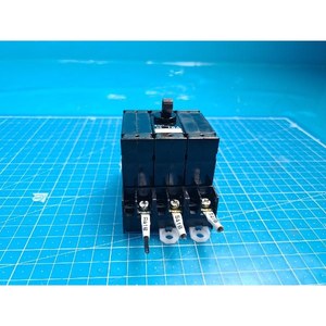 Protecteur de circuit 3 pôles Fuji CP33E/15, utilisé comme pièce détachée pour équipement semi-conducteur d'époque - Product Image 1