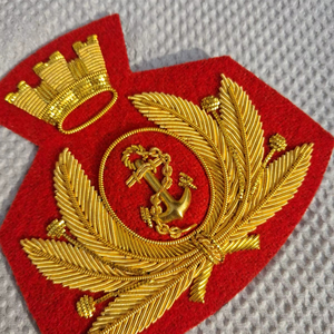 Insignias Bordadas a Mano con Hilo Metálico en Lienzo, Diseño 3D Personalizado, con Cierre de Mariposa, Tela de Alta Calidad, Precio Muy Bajo - Product Image 1