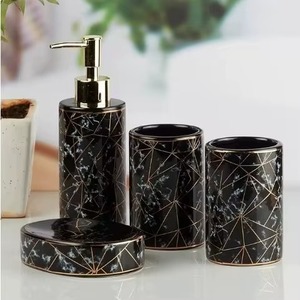 Ensemble de salle de bain élégant en marbre noir avec détails dorés, parfait pour les occasions spéciales, les chambres d'hôtes et les cadeaux, provenant d'Inde. - Product Image 1