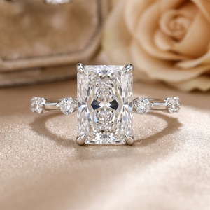 Anillo de Compromiso de Lujo en Oro Blanco de 14K con Diamante Natural de Corte Radiante, Piedras Laterales de Diamante Blanco Color D, Diamantes Rellenos para Mujer - Product Image 1