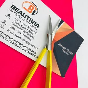 อุปกรณ์ต่อขนตาสแตนเลสสตีลคมสำหรับต่อขนตาแบบตรงกรรไกรสปริงขนาดเล็กสีเหลืองแบบทำด้วยมืออย่างยั่งยืน - Product Image 2