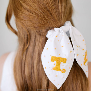 Lazo para el pelo con cuentas Rojas Scrunchie con texto de Cajuns y bordado de flor de lis accesorio deportivo decorativo hecho a mano para el cabello para niñas - Product Image 5