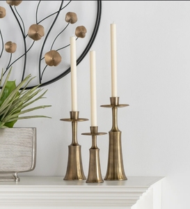 Chandelier en laiton antique cannelé pour bougies coniques, écologique et durable, idéal pour centre de table et décoration intérieure - Product Image 1