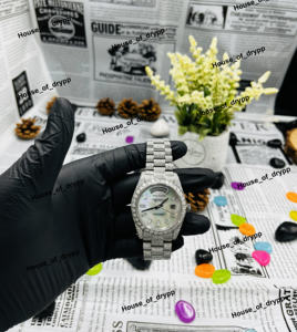 Montre avec cadran serti de diamants, boîtier en acier inoxydable, lunette en diamants de laboratoire VVS et design élégant pour unisexe - Product Image 1