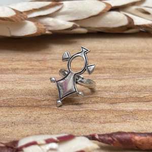 Anillo Tribal de Latón con Símbolo Abalak Agadez para Hombre, Diseño Tuareg, Acabado Plateado Oxidado, SILVEREYE, Venta al Por Mayor - Product Image 1