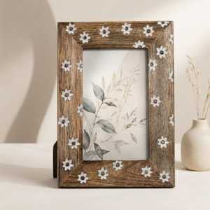 Marco de Fotos Contemporáneo con Incrustaciones de Madera, Portafotos de Lujo Hecho a Mano con Patrón Artístico para una Decoración Interior Elegante - Product Image 1