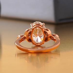Anillo de Compromiso Solitario Ovalado de 3.09 CT con Diamante Cultivado en Laboratorio VVS-VS DEF, Oro de 14K, con Corte Cojín, Opciones en Oro Amarillo y Blanco - Product Image 4