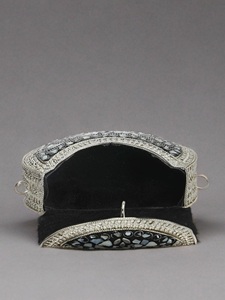Pochette de soirée de luxe pour femme avec finition argent antique et accessoires de mode en cristal - Product Image 3