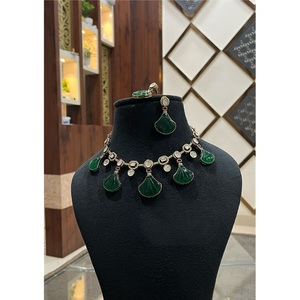 Parure de collier et boucles d'oreilles tendance en laiton plaqué or avec moissanite, idéale pour les femmes, pour fiançailles, mariage, cadeau et tenue de soirée - Product Image 1