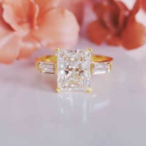 Anillo de Compromiso de Moissanita con Corte Radiante, Plata de Ley, Chapado en Oro Amarillo, Engaste de Garra, Anillo de Lujo para Boda o Aniversario - Product Image 1