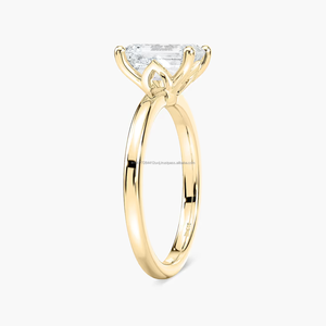 Bague de fiançailles minimaliste pour femme, diamant de laboratoire certifié IGI taille émeraude 2 carats, modèle Rosery, sertissage à griffes en or 14 carats - Product Image 4