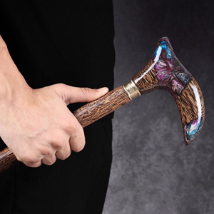 Bâton de marche traditionnel en bois avec finition en écorce naturelle, canne de marche en bois de qualité supérieure pour le marché des cadeaux, bâton de randonnée artisanal en bois dur - Product Image 2