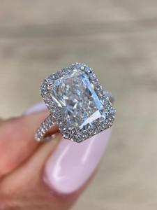 Anillo de Compromiso con Diamante Cultivado en Laboratorio de Corte Radiante Alargado de 6.50 Quilates, Halo y Piedras Laterales, Oro Blanco de 18k, Certificado IGI - Product Image 4