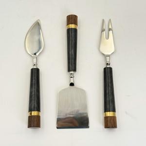 ชุดชีสพร้อมด้ามจับเรซิ่นสีดำรุ่นล่าสุด ดีไซน์ใหม่ พร้อมส้อมและมีดชีสโลหะ สำหรับใช้ในบ้าน โรงแรม ห้องครัว บนโต๊ะอาหาร - Product Image 4