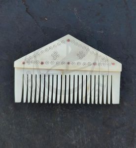 Peigne triangulaire en ivoire fait main, sculpté, artisanat ancien, objet de collection, durable, artisanat naturel - Product Image 1
