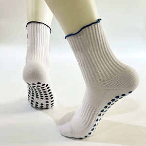 Chaussettes de sport antidérapantes personnalisées avec logo pour hommes, chaussettes de yoga et de pilates respirantes en coton à séchage rapide pour l'automne - Product Image 3