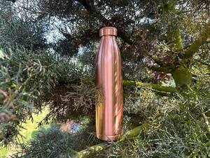 Bouteille d'eau en cuivre épurée, surface satinée, étanche, gourde métallique pour le quotidien, compagnon de voyage et de bureau - Product Image 5