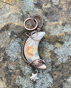 Pendentif en agate naturelle enroulé de fil de laiton fait main, plaqué cuivre antique, collier vintage hindouiste en pierre de forme libre - Product Image 4