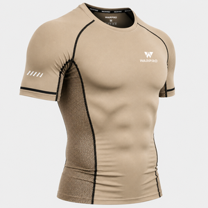 เสื้อรัดกล้ามเนื้อแขนสั้น Warpro สำหรับผู้ชาย แห้งเร็ว ผลิตจากผ้าสแปนเด็กซ์และโพลีเอสเตอร์ เหมาะสำหรับออกกำลังกาย มีโลโก้ด้านหน้า สีแทน - Product Image 1