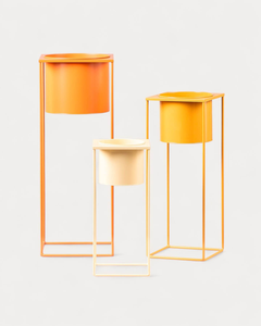Ensemble moderne de trois supports de plantes en métal avec pots cylindriques orange, jaune et crème, supports de plantes géométriques en fer pour l'intérieur - Product Image 5