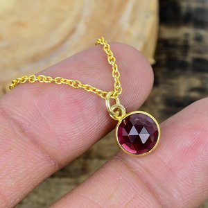 Collier avec pendentif en grenat rouge naturel de forme ronde, chaîne en argent sterling 925 plaqué or 18 carats - Product Image 1