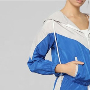 Conjunto Corto Personalizado para Mujer, Chaqueta Cortavientos de Nailon con Capucha, Ropa Deportiva Transpirable con Logotipo Personalizado para Primavera - Product Image 4