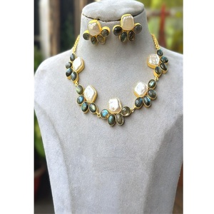Ensemble collier et boucles d'oreilles plaqué or de qualité supérieure, élégant et tendance, cadeau de mariage pour femme - Product Image 1