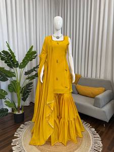 TOP VISHNU K DESIGNS Ensemble vintage de fête SHARARA DUPATTA en soie chinon brodée, longueur genou, coupe classique - Product Image 3