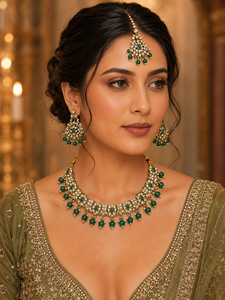 Ensemble de collier choker Kundan vert de créateur en gros avec boucles d'oreilles et Maang Tikka pour femme, idéal pour les mariages et les fêtes - Product Image 1
