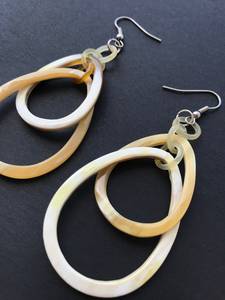 Boucles d'oreilles ovales artisanales en corne de buffle naturelle polie, double bijou de mode, accessoires féminins, artisanat intemporel, classique - Product Image 3