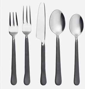 Ensemble de couverts minimalistes en métal avec finition miroir haute brillance, compatible lave-vaisselle, pour les repas de mariage. - Product Image 1