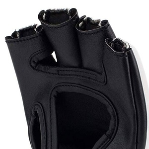 ถุงมือ MMA หนัง PU แบบ unisex ระบายอากาศได้ดี อุปกรณ์ฝึกซ้อม สีดำขาว ดีไซน์ครึ่งนิ้ว ผลิตในปากีสถาน - Product Image 5