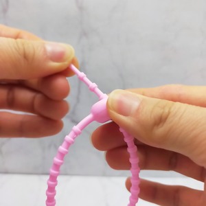 Adorables llaveros de peluche con forma de flor, un accesorio adorable para realzar tus bolsos o llaves. - Product Image 1