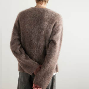 Pull en mohair brossé doux au design luxueux, coupe classique, style créateur, idéal pour l'hiver, en vente - Product Image 4