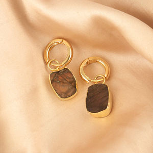 ต่างหูพลอยลาบราดอไรต์ทรงหนา หลายสีธรรมชาติ ทำด้วยมือ ชุบทอง 18k เครื่องประดับแฟชั่น ต่างหูห่วงมินิมอล - Product Image 6