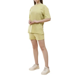 Ensemble t-shirt et short respirant coupe classique pour femme, en coton durable, idéal pour les tenues décontractées et les séances de sport - Product Image 6