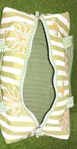Ce sac de voyage élégant présente un design tropical rafraîchissant avec des rayures vertes et blanches verticales, d'une allure moderne. - Product Image 3