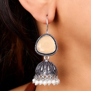 Pendientes Colgantes Vintage de Aleación de Zinc y Latón Plateado Oxidado con Perla para Mujer, Ideales para Fiestas y Eventos - Product Image 2