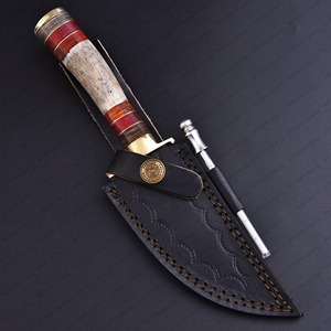 Couteau de chasse artisanal en acier Damas, lame pointue, manche en corne, garde en laiton, étui en cuir - Product Image 5