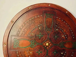 Panneau mural en cuir fait main sur mesure Pasha Enterprises, design de nœuds complexes, accent en laiton antique, artisanat, vente en gros - Product Image 3