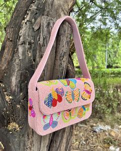 กระเป๋าถือทรงสี่เหลี่ยมสีชมพูทำมือพร้อมงานปักผ้ารูปผีเสื้อหลากสี - Product Image 3