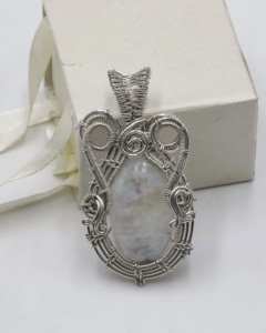 Colgante de Piedra Lunar Arcoíris con Alambre de Cobre, Tamaño Libre, Gema Natural, Joyería Hecha a Mano - Product Image 1