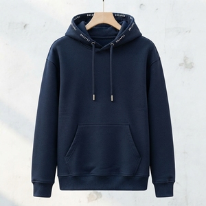 Sweat-shirt à capuche texturé bleu marine personnalisé pour homme, pull-over imprimé avec logo sur la bordure de la capuche, style streetwear - Product Image 3