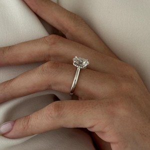 Anillo de compromiso con halo oculto de diamante ovalado de 2 quilates cultivado en laboratorio, anillo de compromiso cónico con catedral de alto perfil, certificado IGI - Product Image 5