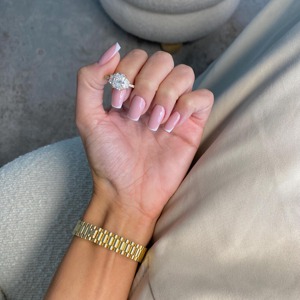 Anillo de Compromiso con Diamante Cultivado en Laboratorio de Corte Radiante de 4 Quilates _ Anillo de Oro Amarillo de 14k _ Trapecios Laterales y Corte Redondo _ Certificado IGI - Product Image 2