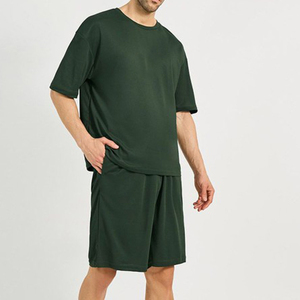 Ensemble décontracté homme vert foncé : T-shirt à manches courtes col rond et short en polyester respirant, léger et coupe ample, couleur unie - Product Image 3