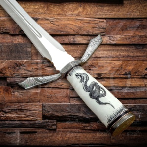 Épée courte personnalisée en acier D2 |   Épée de fantaisie artisanale de collection avec manche en résine gravé Serpent Blanc OEM - Product Image 5