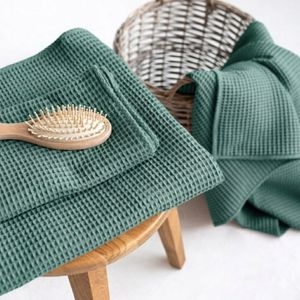 Serviette de bain en coton 100% à motif gaufré Coast Aura, RAMESH EXPORTS, écologique, compressée, légère, séchage rapide, lavable en machine - Product Image 1