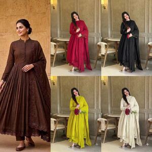 Vestido de diseñador de seda romana pesada bordada con mangas largas y dupatta con trabajo de corte para mujer, ideal para bodas y fiestas festivas. - Product Image 2